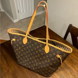 GENTLY USED!!! Gorgeous Louis Vuitton Neverfull tote bag with matching clutch!!!